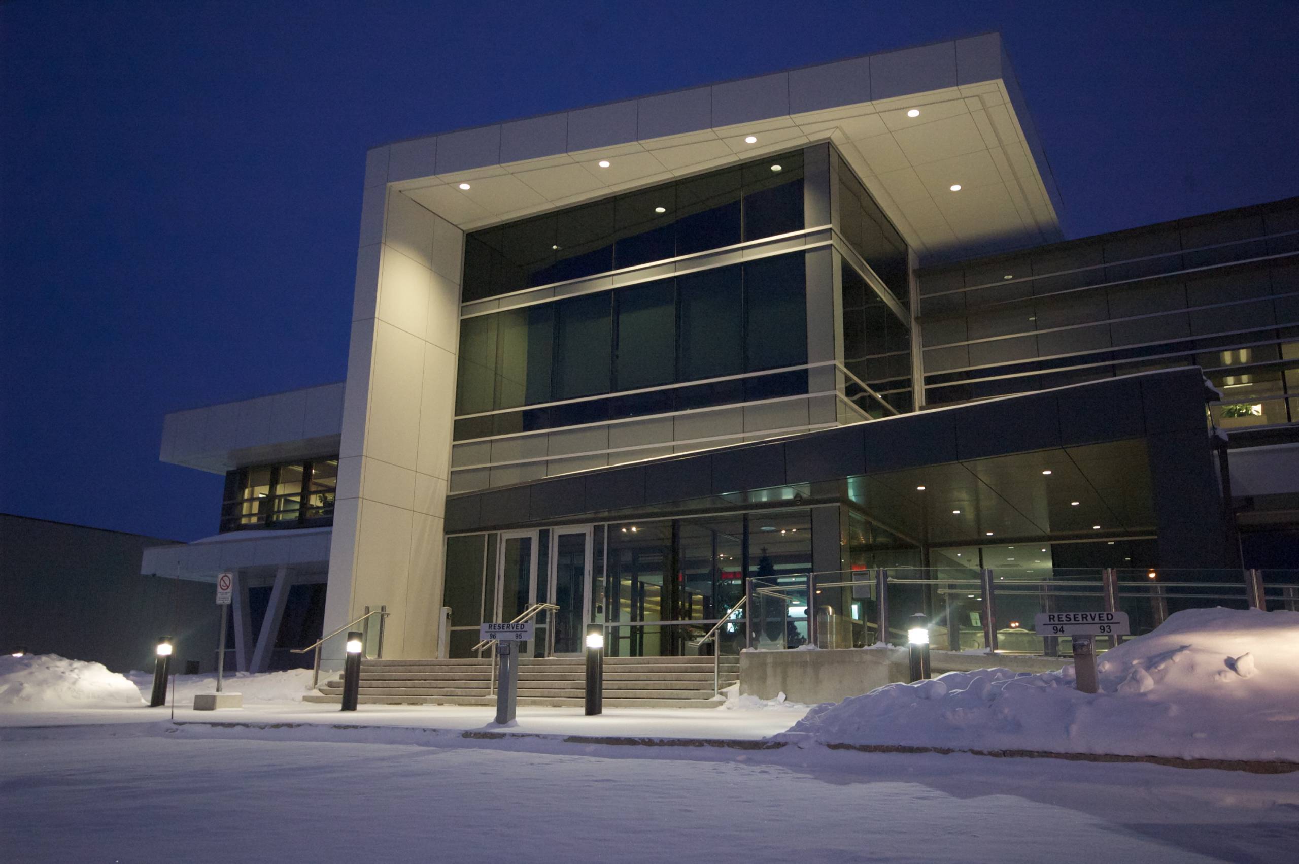 Exterior view of Manitoba Liquor and Lotteries Head Office | Vue extérieure du siège social de Manitoba Liquor and Lotteries