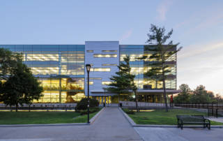 Exterior view of Carleton University | Vue extérieure de l'Université Carleton