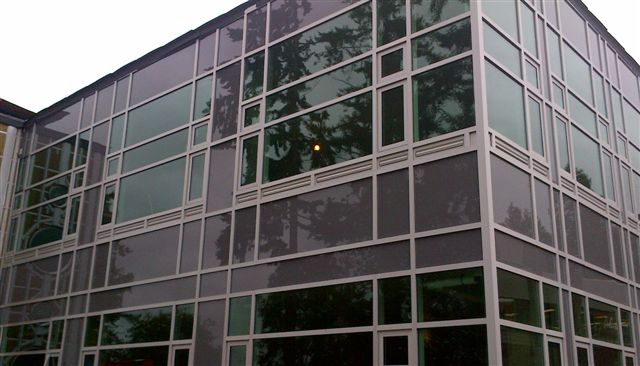 Exterior view of Brentwood College School – Visual Arts | Vue extérieure de l'école Brentwood College – Arts visuels