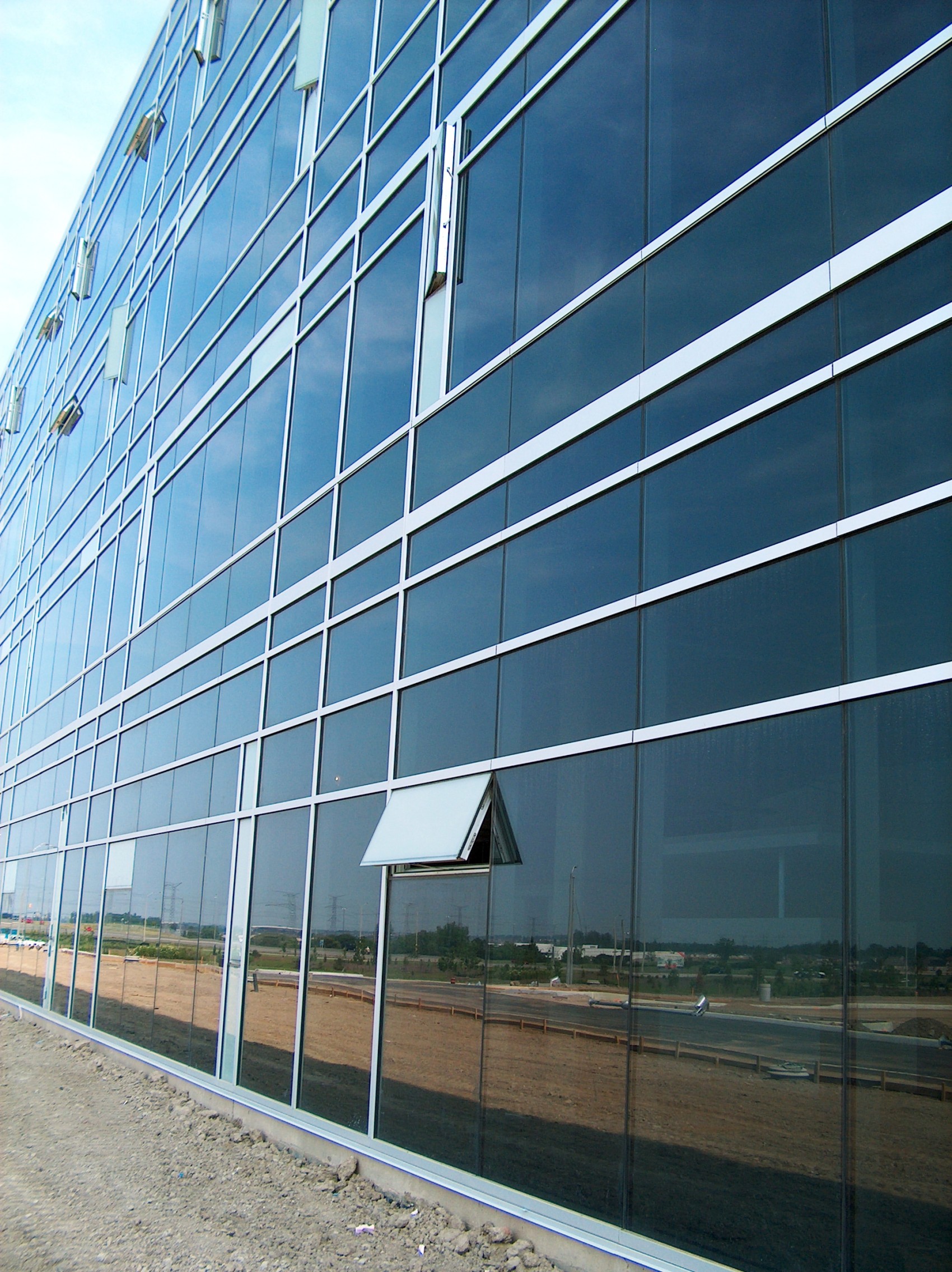 Exterior view of Phantom Vent 5000 at Loblaws Head Office | Vue extérieure du Phantom Vent 5000 au siège social de Loblaws