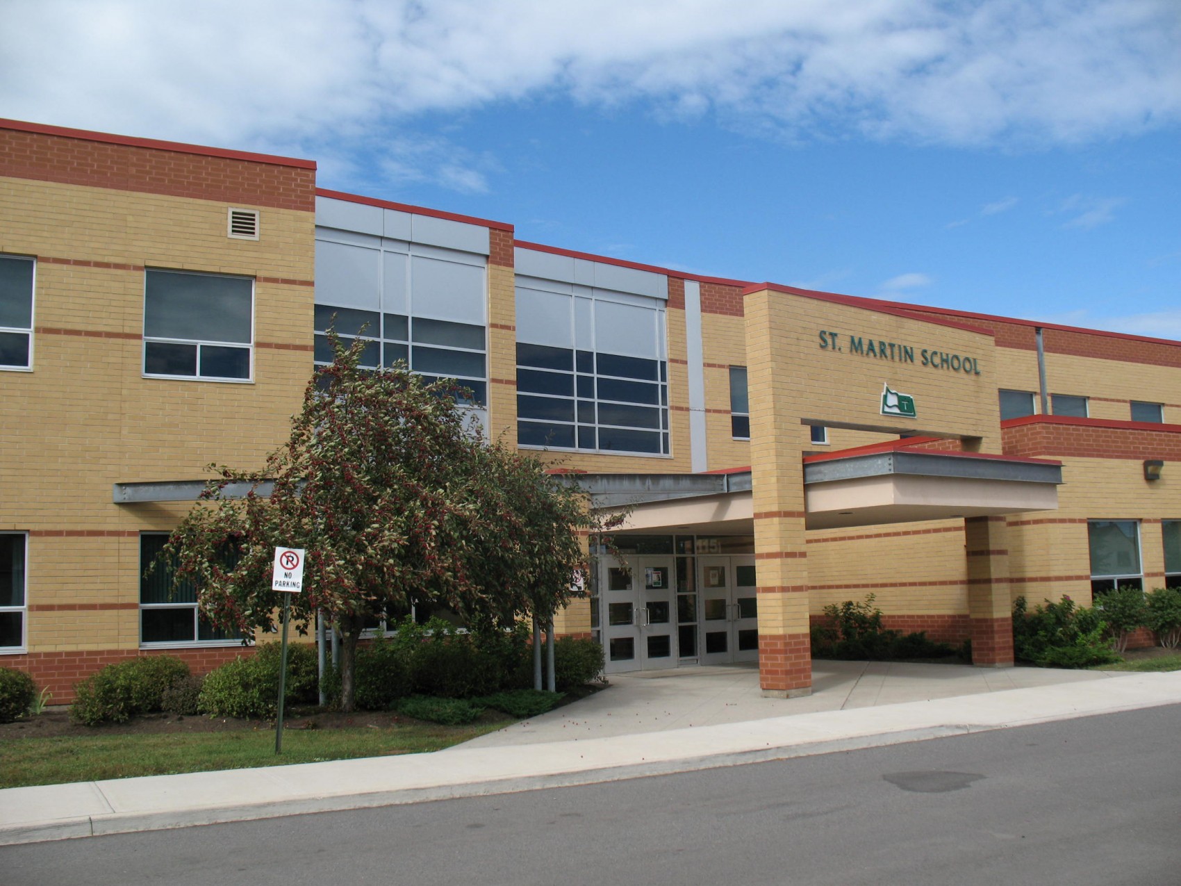 Exterior view of Canadiana at St. Martin School | Vue extérieure de Canadiana à l'école St. Martin